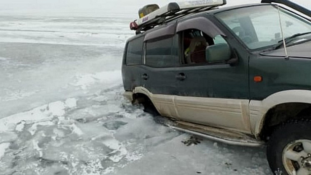 Внедорожник с семьей из Новосибирска провалился под лед на озере Байкал