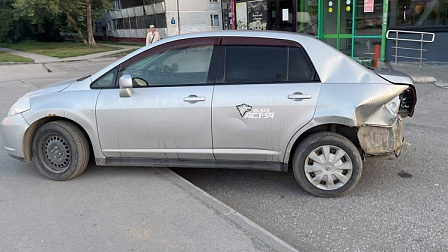 В Новосибирске Nissan с пьяным водителем врезался в припаркованный автомобиль