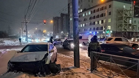 Спасатели предотвратили пожар после столкновения автомобилей в Новосибирске