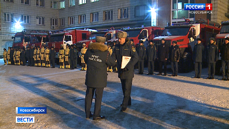 В Новосибирске лучшим сотрудникам МЧС вручили награды и новые автомобили
