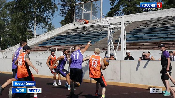 В Новосибирске провели турнир по стритболу с участниками из разных видов спорта