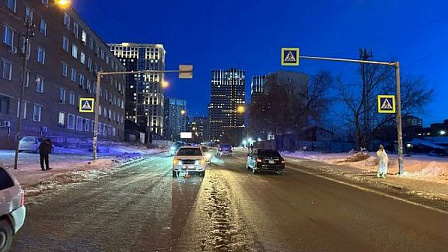 В Новосибирске автомобиль сбил семилетнюю девочку на пешеходном переходе