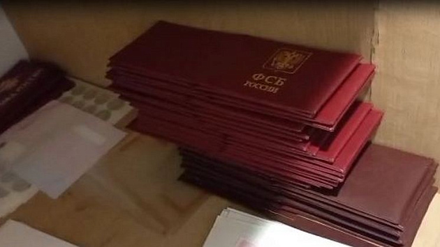 26-летний новосибирец изготавливал у себя дома поддельные удостоверения правоохранителей 