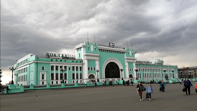 В Новосибирске двое сибиряков украли барсетку с деньгами и телефоном у мужчины на вокзале