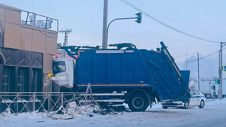 В Новосибирске мусоровоз врезался в здание у дороги после аварии