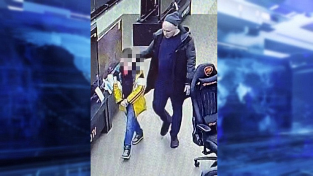 В Новосибирске мужчина украл телефон из магазина электроники и сбежал