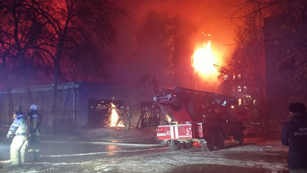 В Новосибирске сгорело заброшенное здание бывшего отдела полиции и вытрезвителя