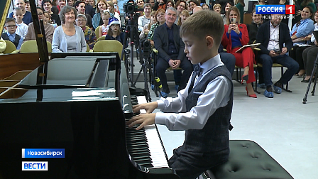 Новосибирские депутаты подарили новый рояль детской школе искусств № 25