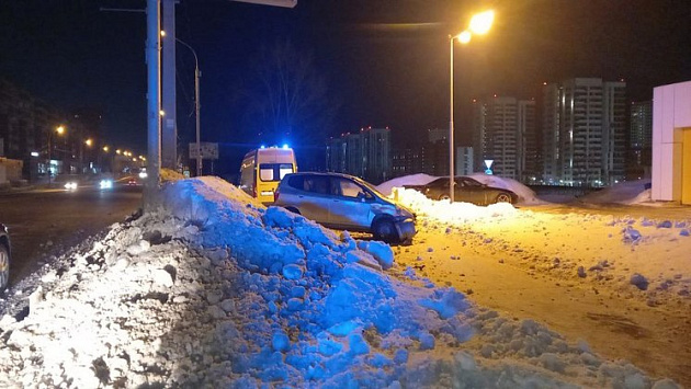 Водитель от удара вылетел в окно и погиб под своим же автомобилем в Новосибирске