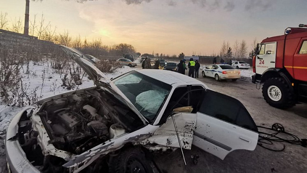 Мужчина погиб в страшной аварии двух машин в Новосибирске