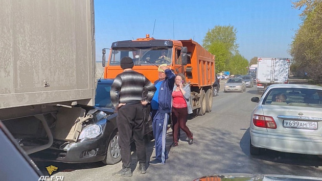 В Новосибирске пьяный водитель КамАЗа устроил страшное тройное ДТП