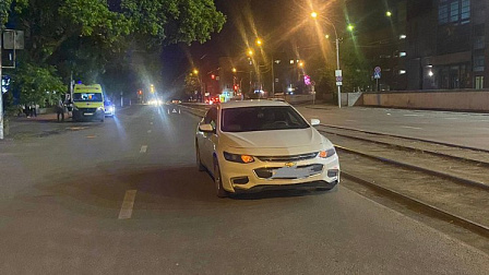 В Новосибирске автомобиль задавил лежащего посреди дороги мужчину