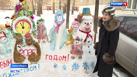 Новосибирская пенсионерка снова создала во дворе новогоднюю инсталляцию из снега