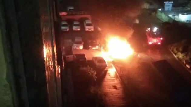 В Октябрьском районе Новосибирска огонь повредил три автомобиля 