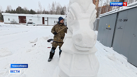 Новосибирский скульптор создает сказку из снега в городских скверах