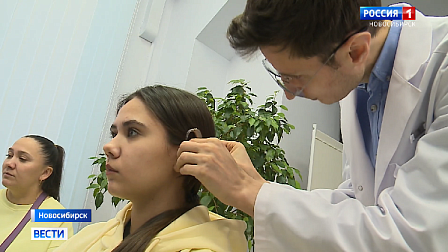 В Новосибирске мечта слабослышащей девушки сбылась благодаря «Ёлке желаний»