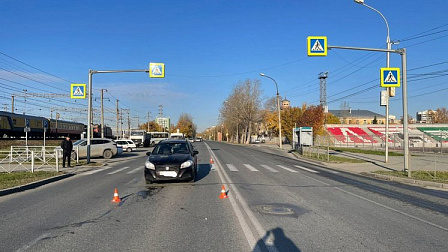 В Новосибирске машина сбила женщину и восьмилетнего ребёнка на переходе