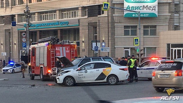 В Новосибирске 26-летний пассажир такси пострадал в ДТП 