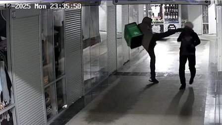 В Новосибирске курьер оплевал девушку и свалил бабушку ударом ноги в лицо