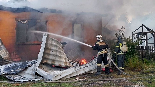 В Лесоперевалке Новосибирска загорелся частный дом