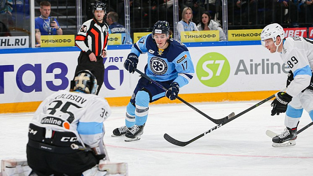 Хоккейная «Сибирь» нелепо проиграла четвертый матч подряд на домашнем льду