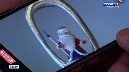 Новосибирский микроминиатюрист удивил Дедом Морозом в игольном ушке