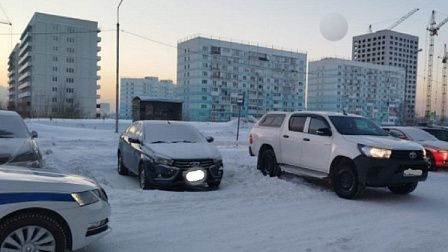 В Новосибирске водитель внедорожника сбил ребенка на парковке