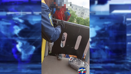 В Новосибирске маленький мальчик застрял ногой в стенке детского городка
