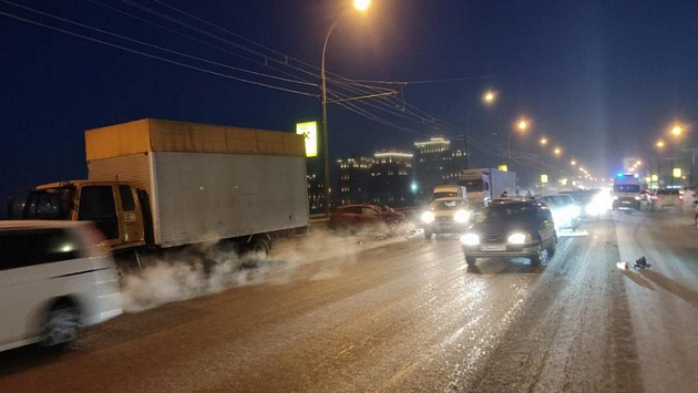 Двух водителей увезли в больницу после массовой аварии на Димитровском мосту Новосибирска