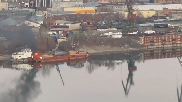 Речной буксир на Оби загорелся в Новосибирске вечером 2 ноября