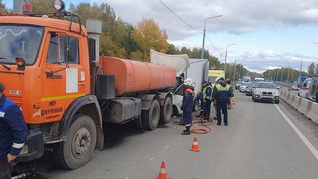 В Новосибирске водителя ГАЗели зажало в кабине после ДТП с КамАЗом