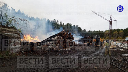 На пилораме под Новосибирском вспыхнули штабели из бревен и опилки