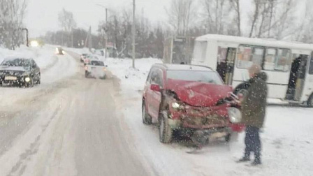 В Бердске автобус с пассажирами попал в аварию с легковым автомобилем