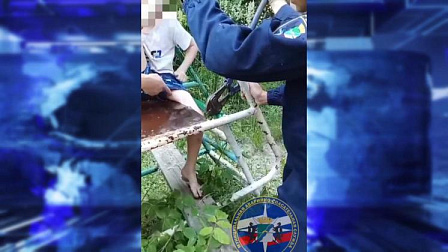 В Новосибирске семилетний мальчик застрял в старой горке