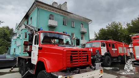 В Новосибирске спасли двух человек из огня во время пожара в трехэтажном доме