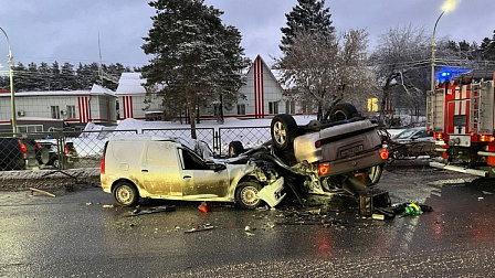 В Новосибирске внедорожник перевернулся и убил водителя встречной машины 