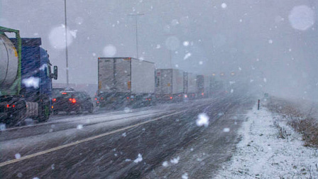 В Новосибирской области закрыли движение по трассе «Иртыш» из-за снега и ветра