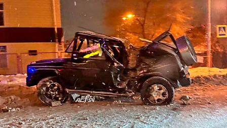 В машину прибывших на место ДТП полицейских врезался автомобиль в Новосибирске