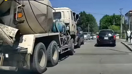 Водитель бетономешалки возмутил новосибирцев опасным вождением