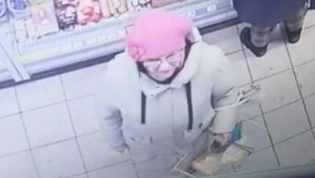 В Новосибирске разыскивают пенсионерку в розовой шапке по подозрению в краже 
