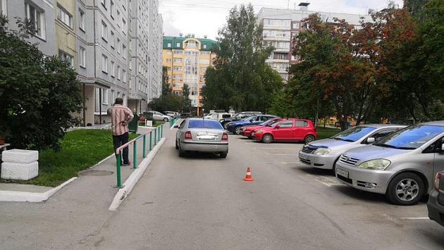 В Новосибирске женщина-водитель сбила 12-летнего мальчика на самокате