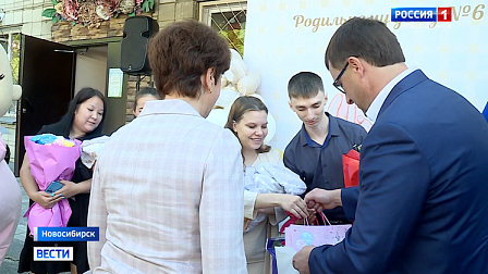 Новосибирские депутаты вручили подарки молодым родителям в роддоме № 6