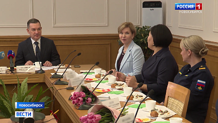 Мэр Новосибирска поздравил женщин‑военнослужащих с 8 Марта