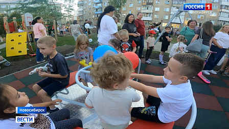 На улице Новогодней в Новосибирске открыли ещё одну новую детскую площадку
