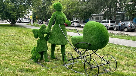 В Новосибирске установили топиарную скульптуру матери с детьми