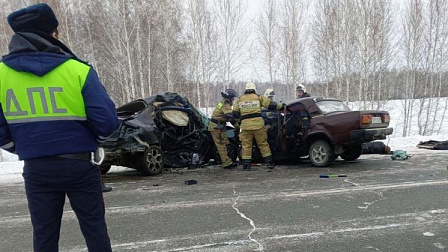 В Новосибирской области пять человек погибли в жёсткой автоаварии на трассе