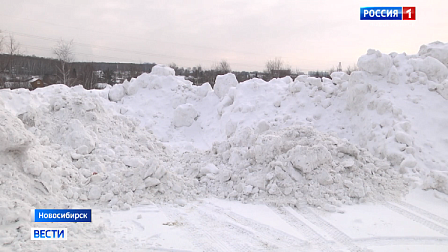 Большой снегоотвал рядом с домом угрожает новосибирцам весенним потопом