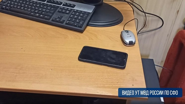 19-летний рецидивист украл телефон у новосибирца около автобусной остановки и скрылся