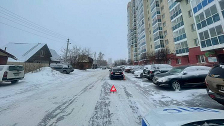 В Новосибирске автомобиль сбил ребенка на дороге