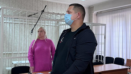 В Новосибирске осудят наехавшего на ногу полицейского заправщика-нелегала